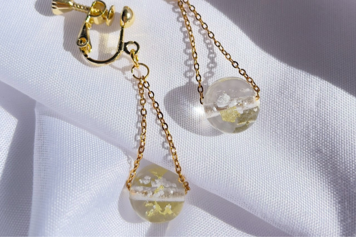 24金箔入り塩珠 inori 遺骨封入お守り イヤリング（ニッケルフリー）