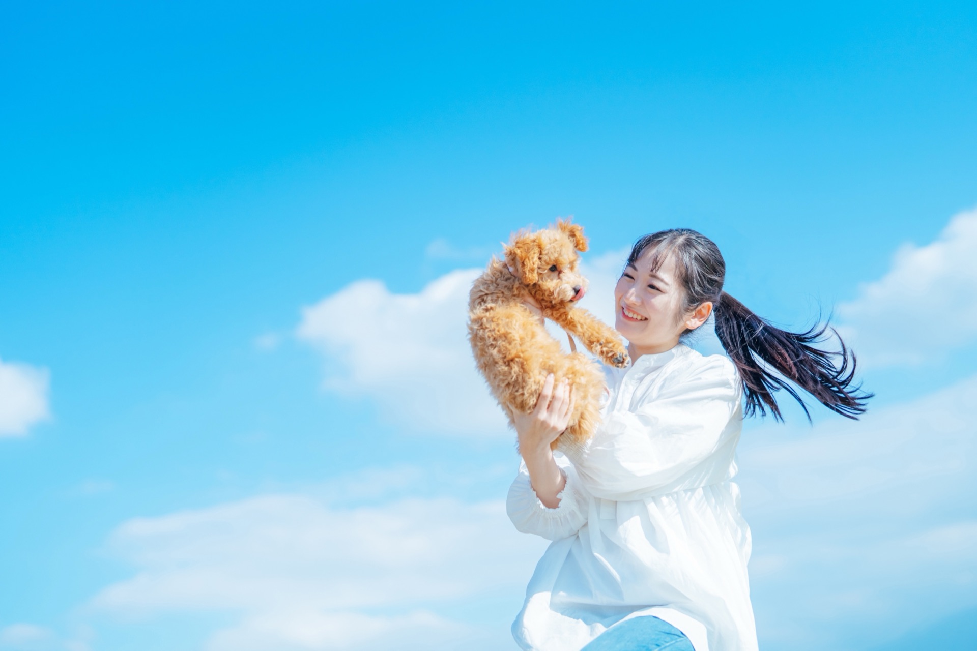 ペットを抱く女性